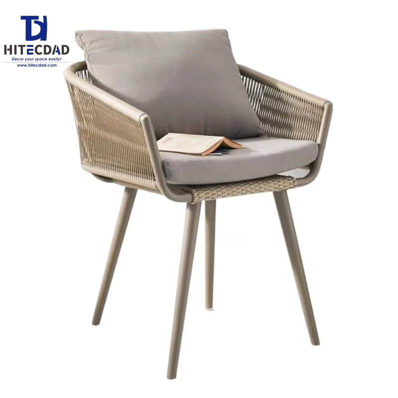 Chaise de jardin beige à structure métallique, accoudoirs tressés et coussins gris HTD-OF1045 1