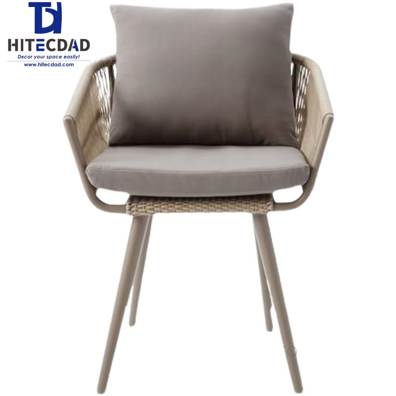Chaise de jardin beige à structure métallique, accoudoirs tressés et coussins gris HTD-OF1045 3