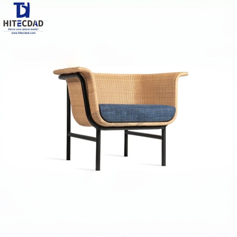 Sillón moderno de exterior de ratán natural tejido con respaldo curvo de ratán y patas de metal negro HTD-OF1059A 1