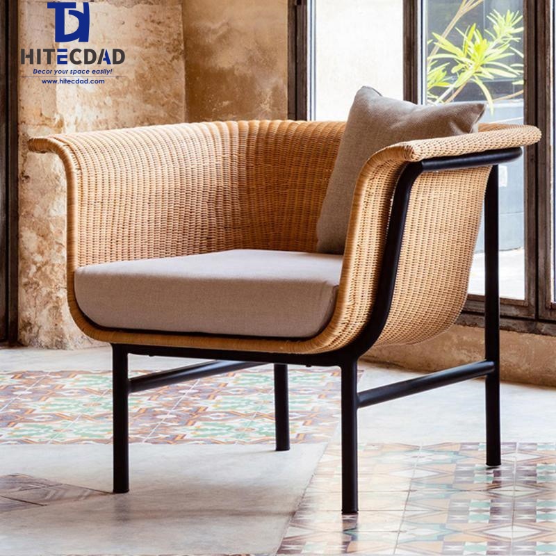 Sillón moderno de exterior de ratán natural tejido con respaldo curvo de ratán y patas de metal negro HTD-OF1059A 3