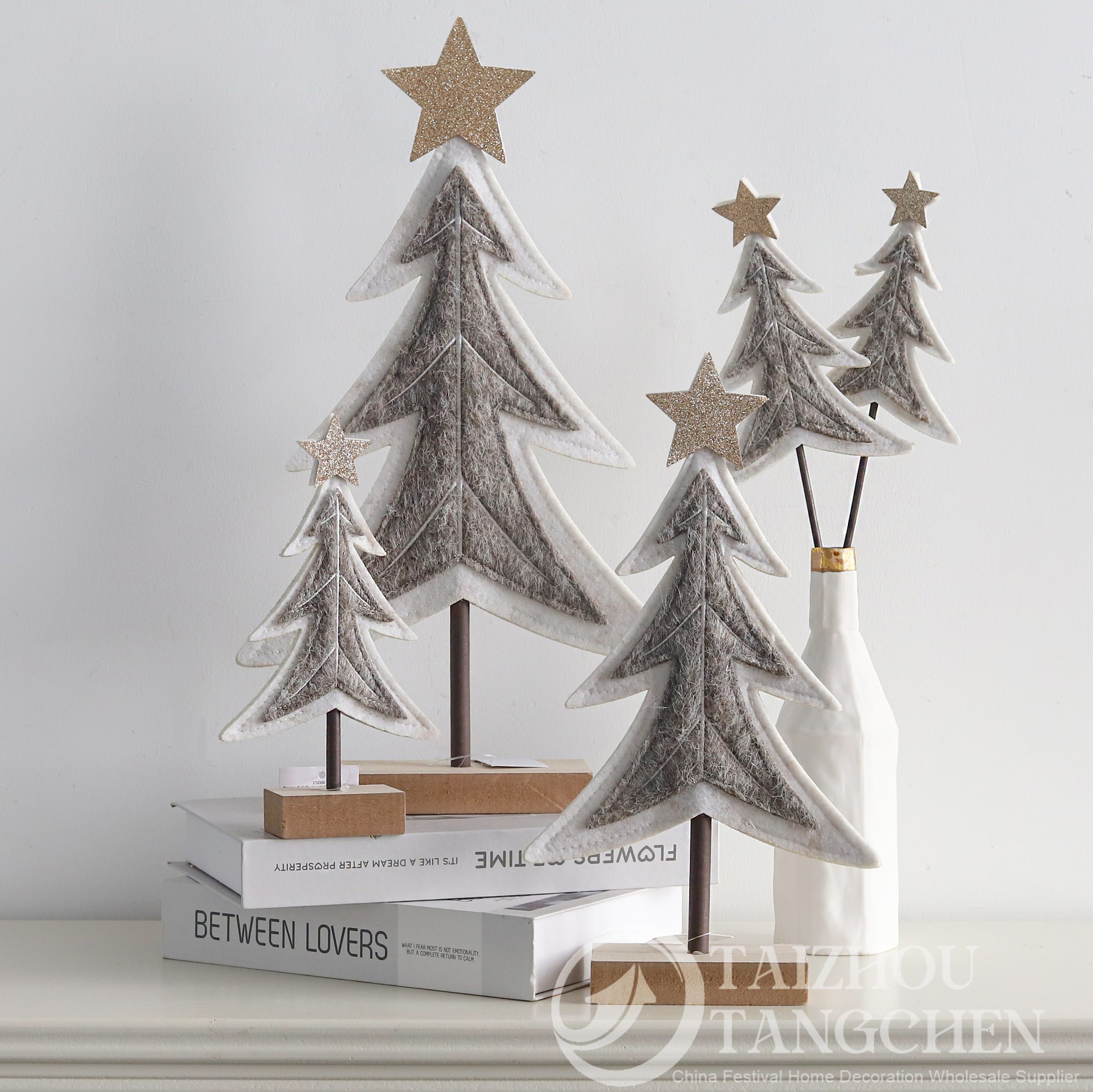 Minimalist Cottagecore Xmas Decor Soft Felt Glowing Winter Cabin Pine Star Tree Cute Sausage Dog Holiday Table Decor 3