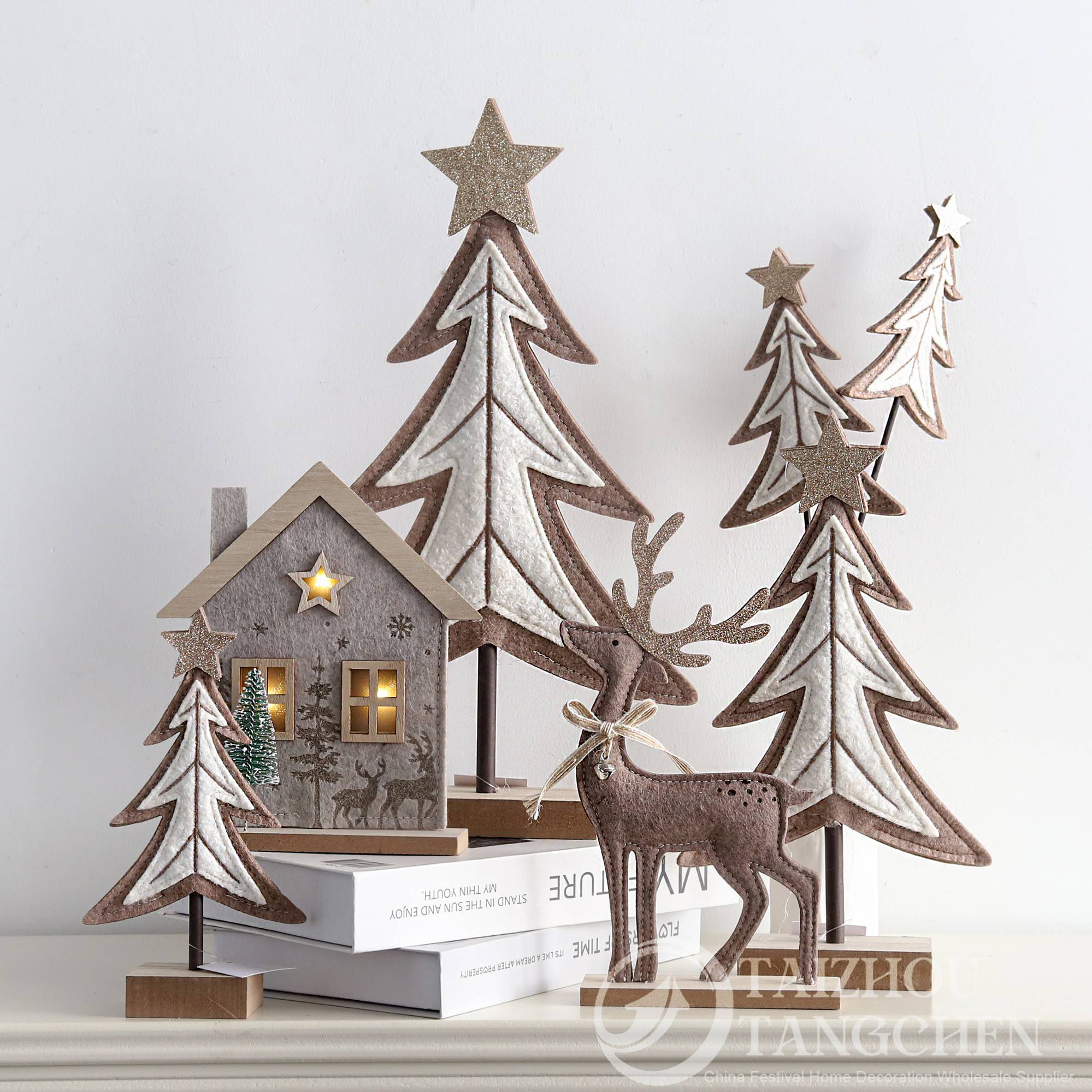Juego de adornos de mesa de invierno de estilo nórdico cottagecore, decoración rústica de fieltro para mini pueblo navideño. 2