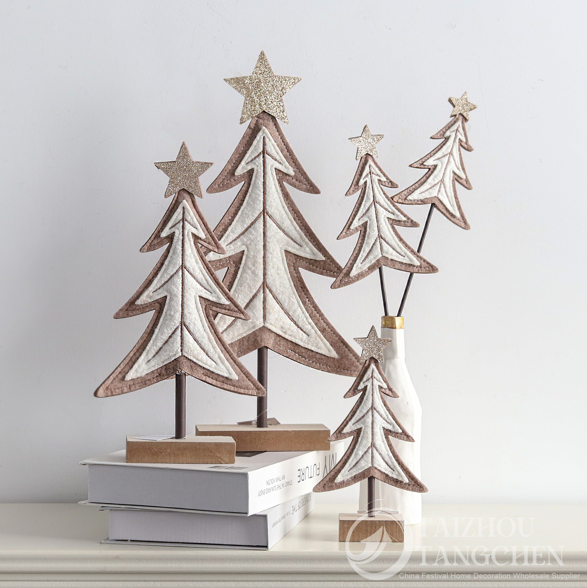 Juego de adornos de mesa de invierno de estilo nórdico cottagecore, decoración rústica de fieltro para mini pueblo navideño. 3