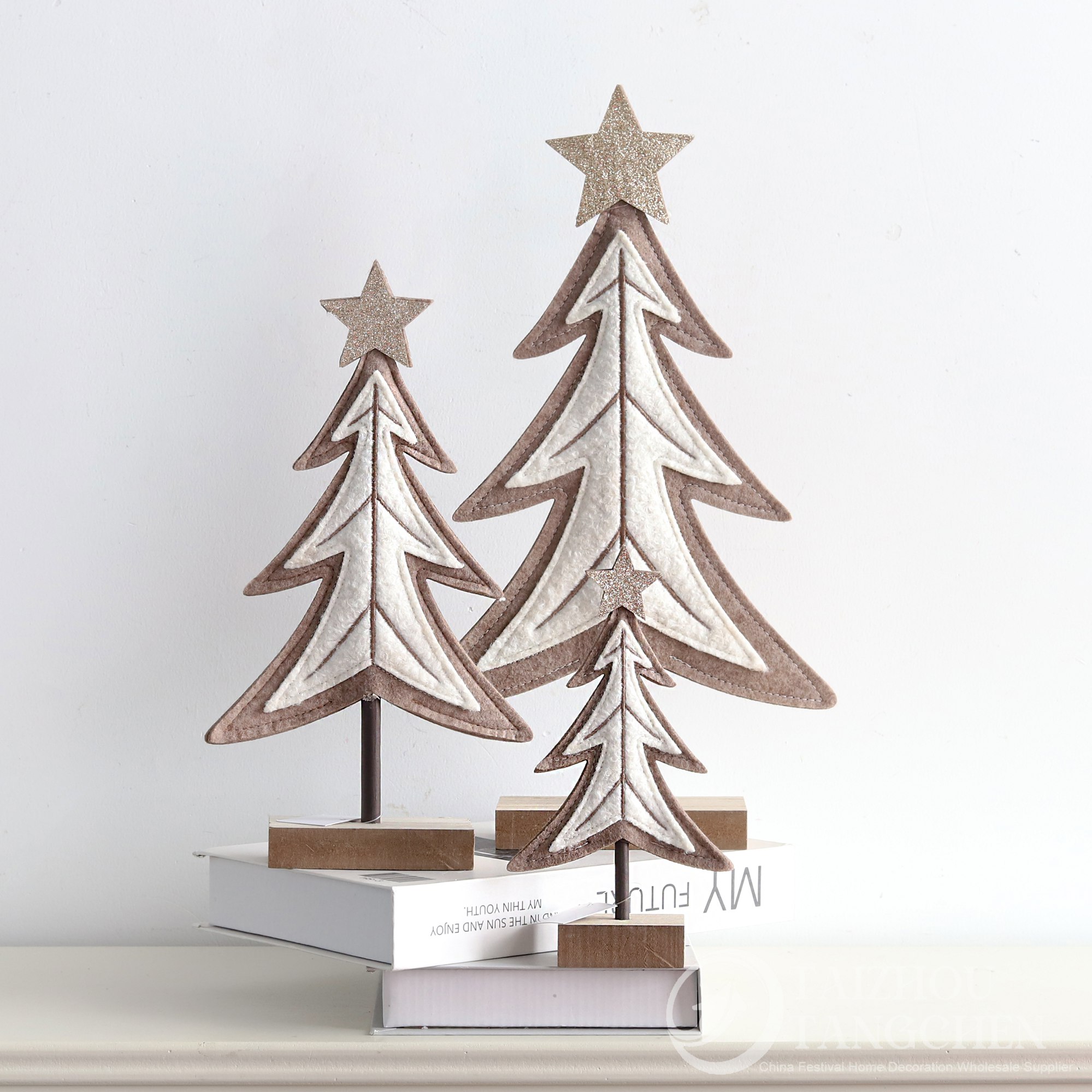 Juego de adornos de mesa de invierno de estilo nórdico cottagecore, decoración rústica de fieltro para mini pueblo navideño. 5