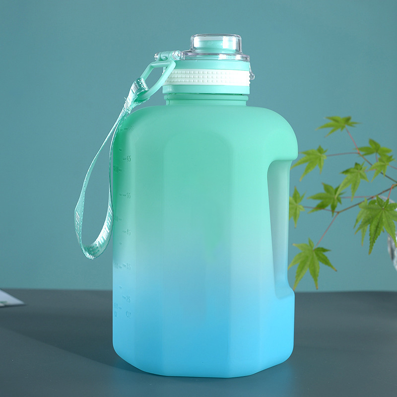 1600 ml / 2200 ml Sport-Trinkflasche mit Farbverlauf und mattem Finish, inklusive Strohhalm und Trageband | Großhändler 2