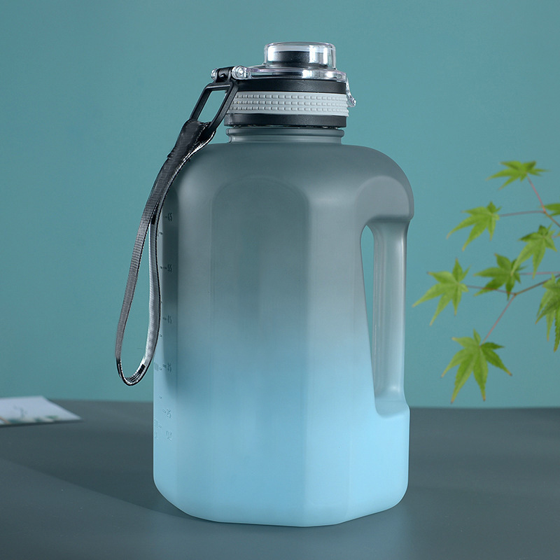 1600 ml / 2200 ml Sport-Trinkflasche mit Farbverlauf und mattem Finish, inklusive Strohhalm und Trageband | Großhändler 3