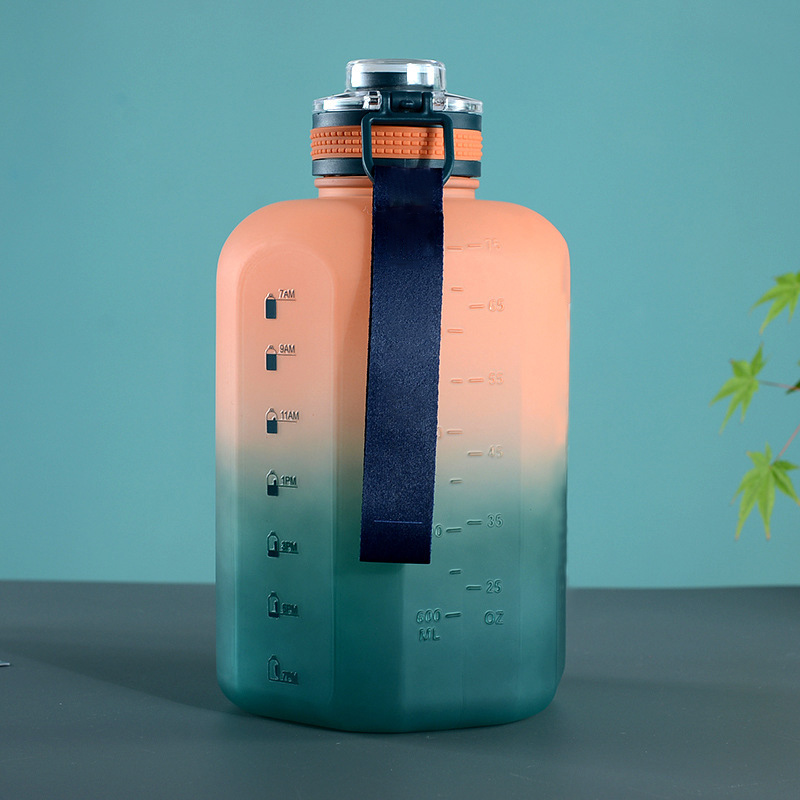 1600 ml / 2200 ml Sport-Trinkflasche mit Farbverlauf und mattem Finish, inklusive Strohhalm und Trageband | Großhändler 5