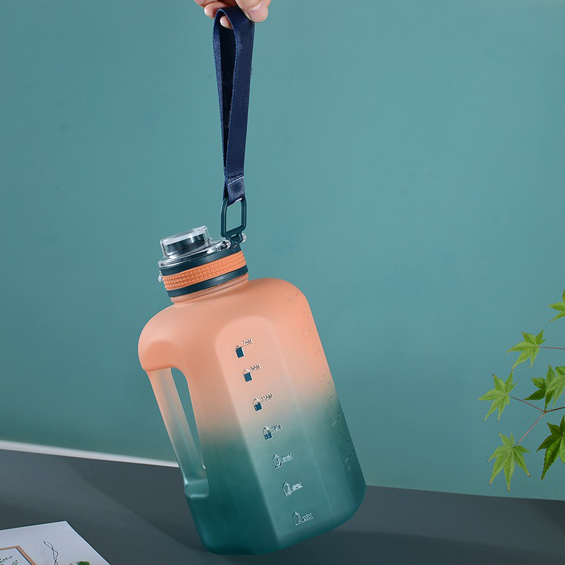 1600 ml / 2200 ml Sport-Trinkflasche mit Farbverlauf und mattem Finish, inklusive Strohhalm und Trageband | Großhändler 10