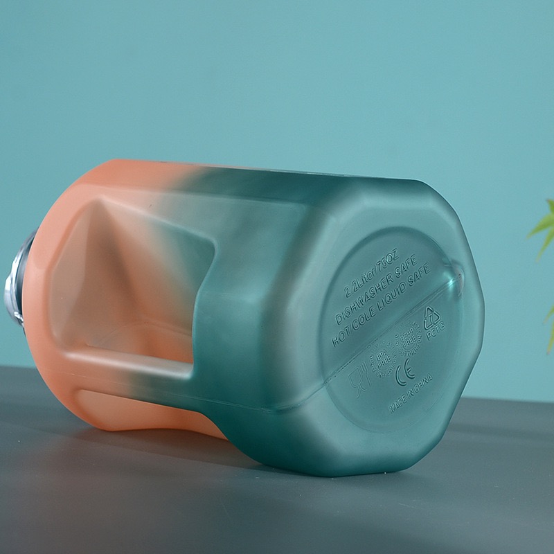 1600 ml / 2200 ml Sport-Trinkflasche mit Farbverlauf und mattem Finish, inklusive Strohhalm und Trageband | Großhändler 11