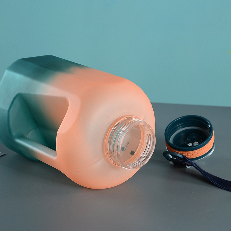 1600 ml / 2200 ml Sport-Trinkflasche mit Farbverlauf und mattem Finish, inklusive Strohhalm und Trageband | Großhändler 13