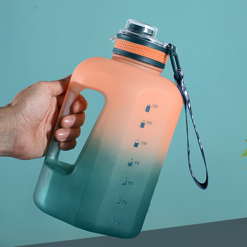1600 ml / 2200 ml Sport-Trinkflasche mit Farbverlauf und mattem Finish, inklusive Strohhalm und Trageband | Großhändler 6