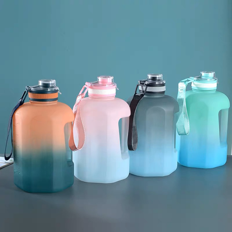 1600 ml / 2200 ml Sport-Trinkflasche mit Farbverlauf und mattem Finish, inklusive Strohhalm und Trageband | Großhändler 18