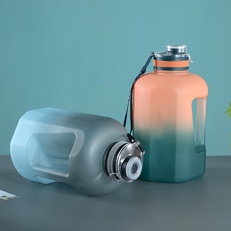 1600 ml / 2200 ml Sport-Trinkflasche mit Farbverlauf und mattem Finish, inklusive Strohhalm und Trageband | Großhändler 17