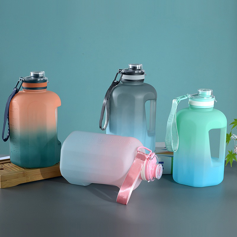 1600 ml / 2200 ml Sport-Trinkflasche mit Farbverlauf und mattem Finish, inklusive Strohhalm und Trageband | Großhändler 16
