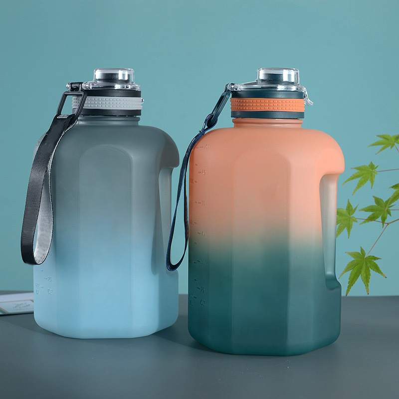 1600 ml / 2200 ml Sport-Trinkflasche mit Farbverlauf und mattem Finish, inklusive Strohhalm und Trageband | Großhändler 15