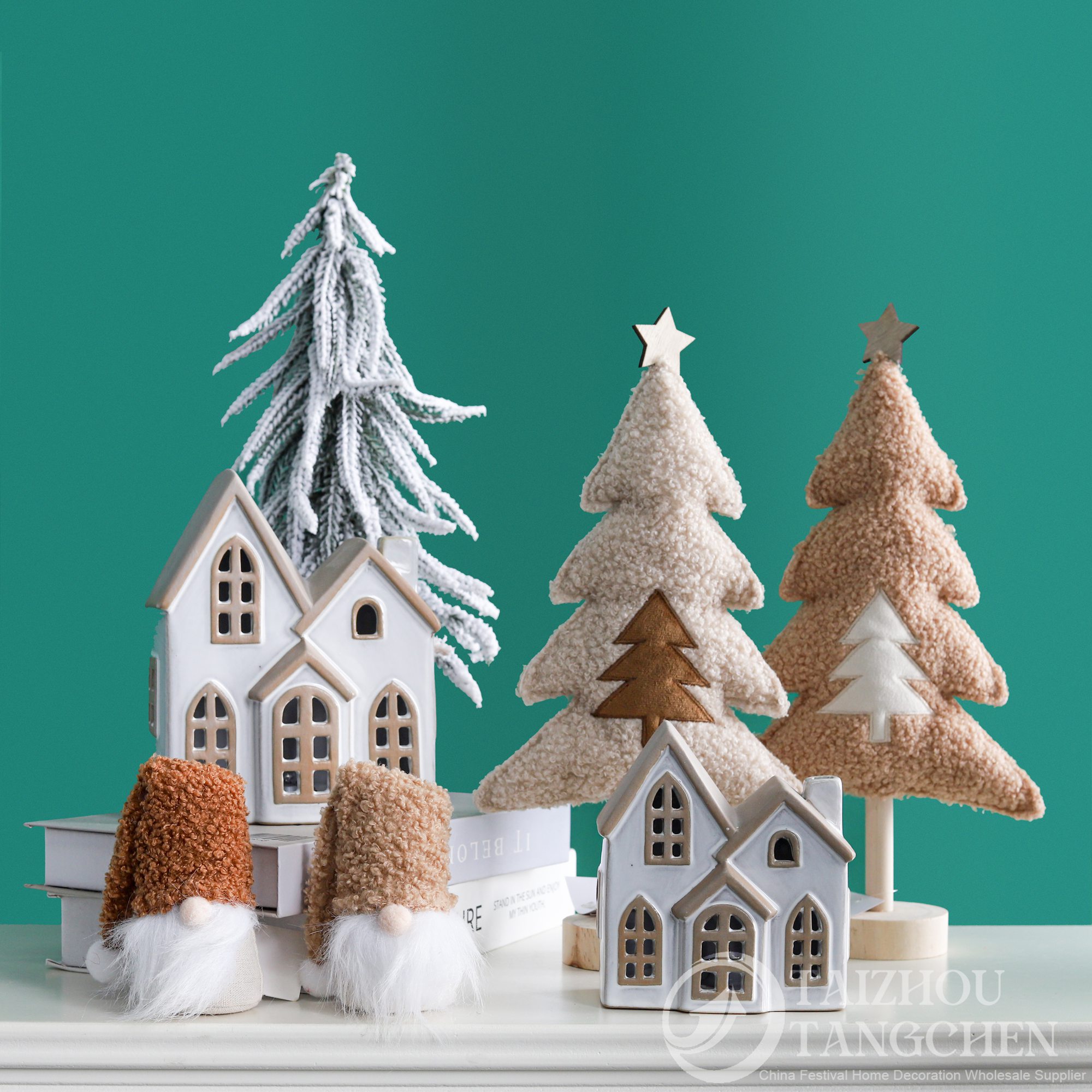 Nordisches Winterweihnachtsdorf-Dekor, Mini-Keramikhaus, flauschiger Weihnachtsbaum, Heim-, Regal-, Tisch- und Weihnachtsdekoration für den Schreibtisch 2