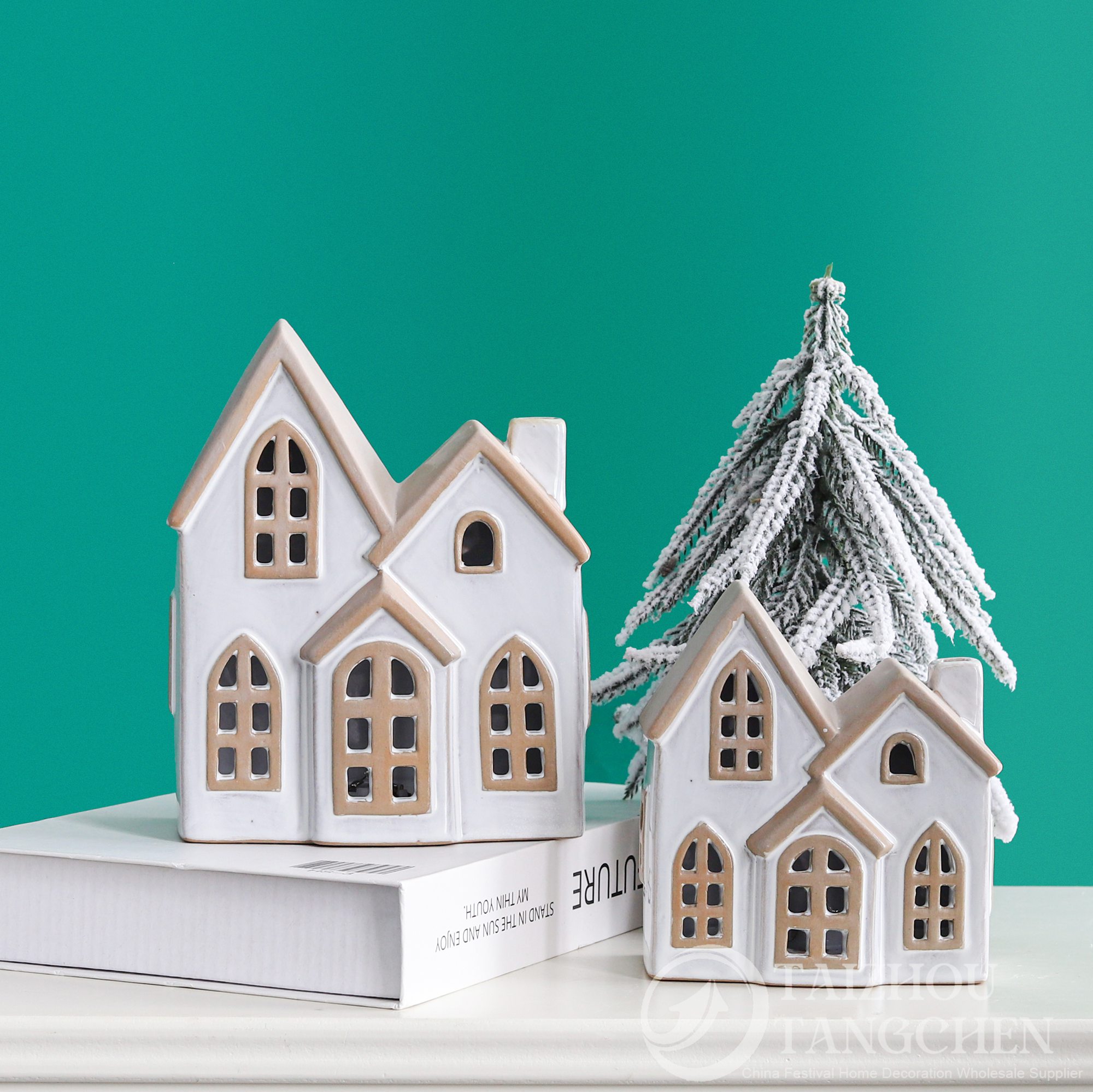 Nordisches Winterweihnachtsdorf-Dekor, Mini-Keramikhaus, flauschiger Weihnachtsbaum, Heim-, Regal-, Tisch- und Weihnachtsdekoration für den Schreibtisch 4