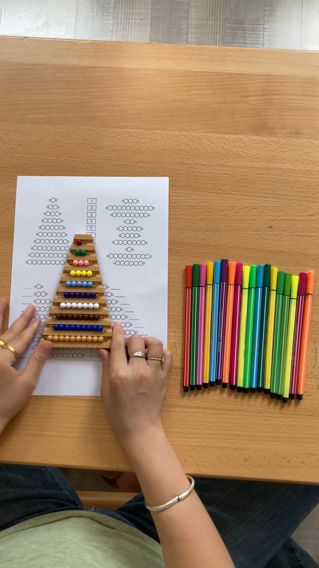 Hoạt động với thanh hạt Montessori: Học số thông qua màu sắc và khám phá thực hành