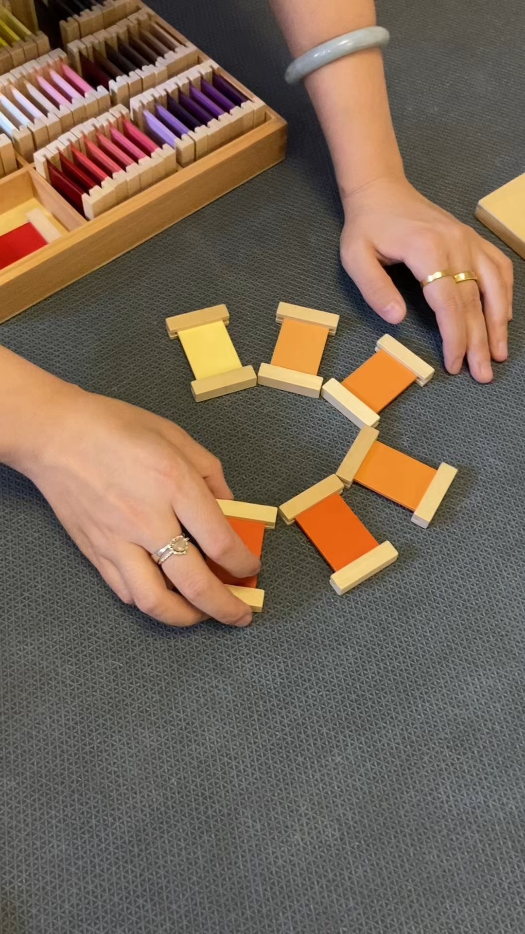 Cuando el color se encuentra con los números 🎨🔢 | Tabletas de colores Montessori y tablero del cien