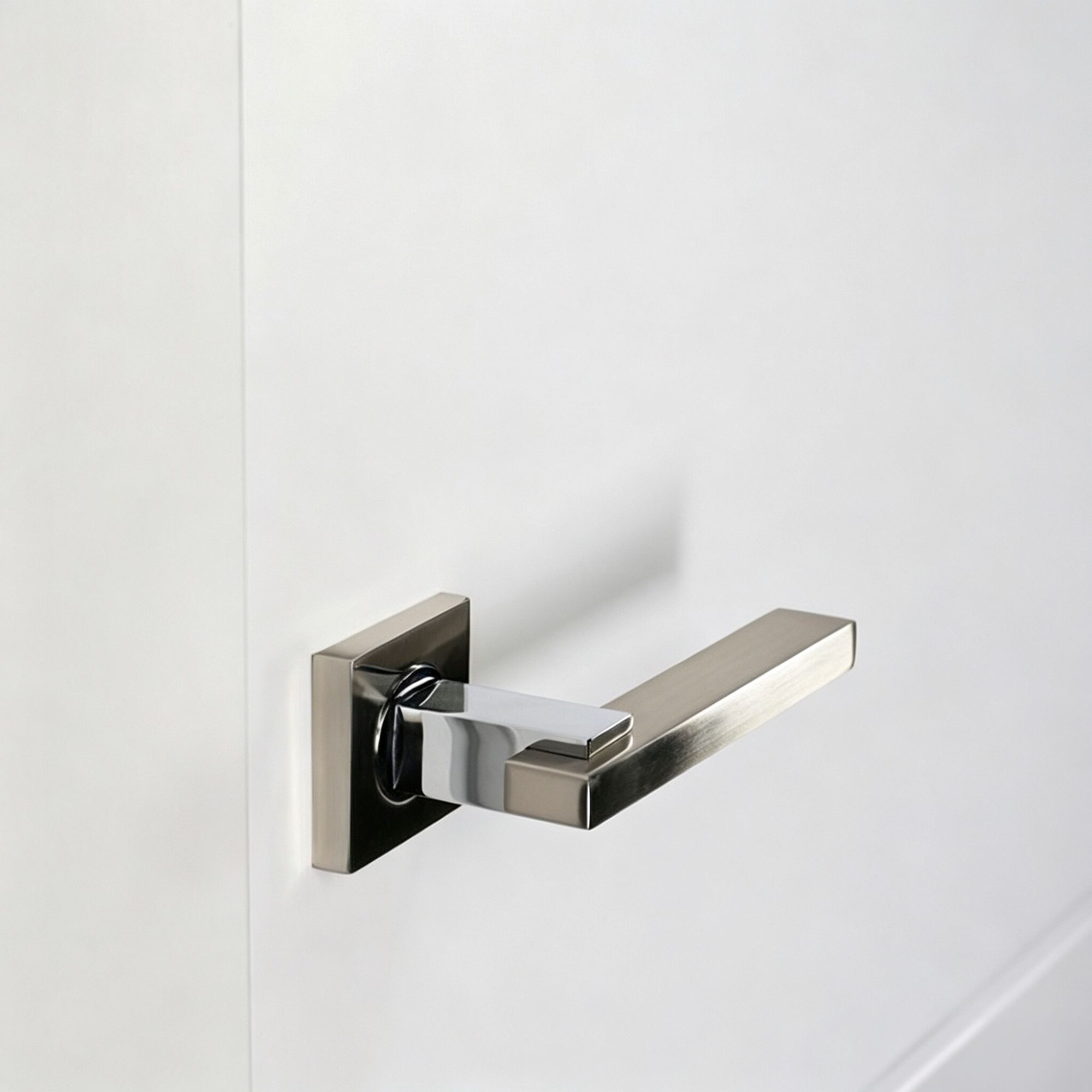 Porte blanche de lacuqer avec la poignée de ruban