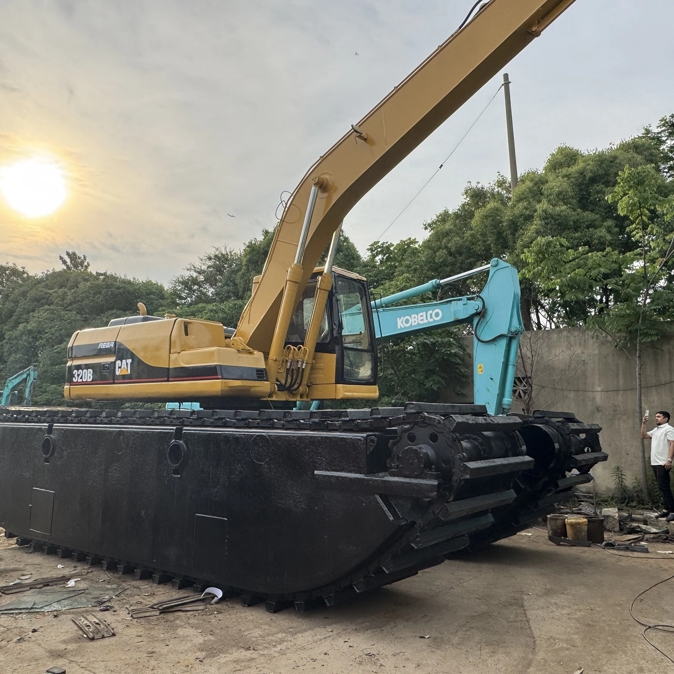 CAT320B Used Boat Excavator Multi-Purpose Dredging Work Excavator 1