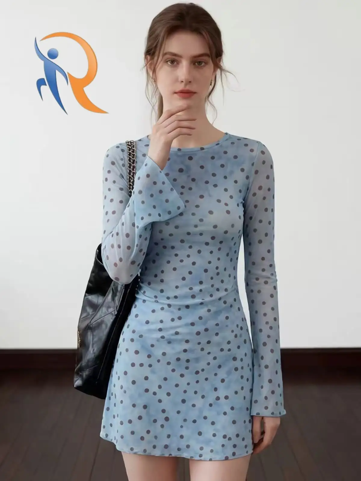 فستان أزرق منقط بأكمام طويلة يحدد الخصر 1