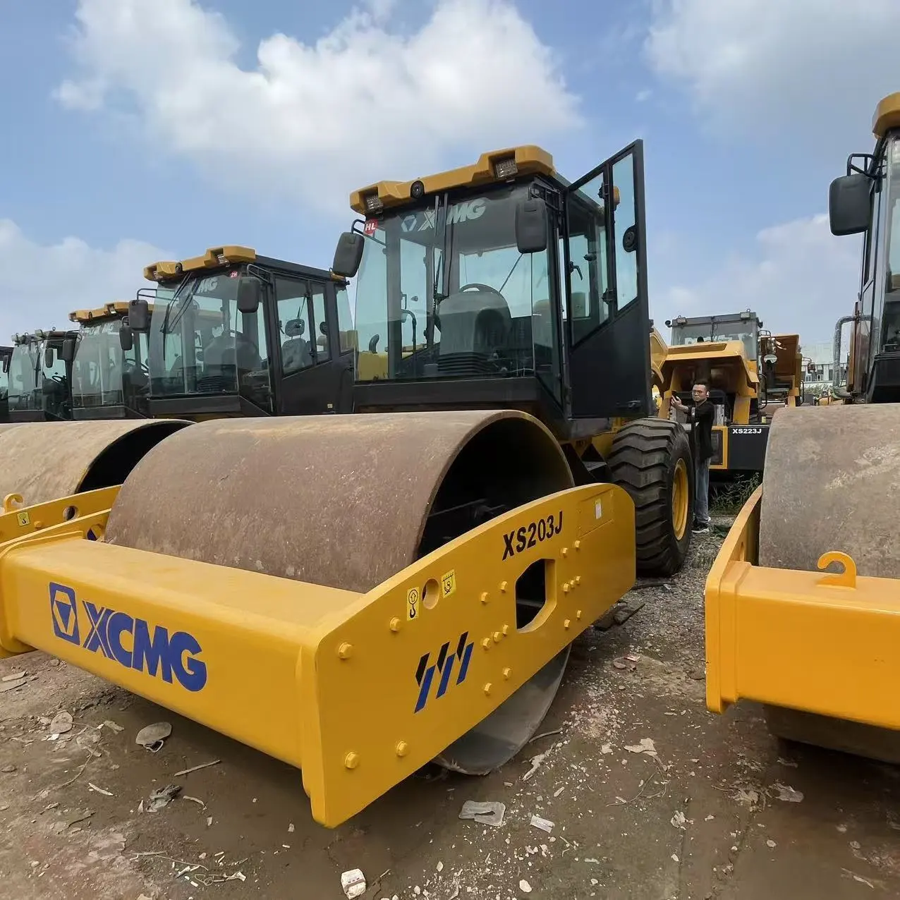 Used XCMG XS203J Single Drum Vibratory Road Roller 20 Ton Smooth Drum Compactor for Highway Soil Compaction 1