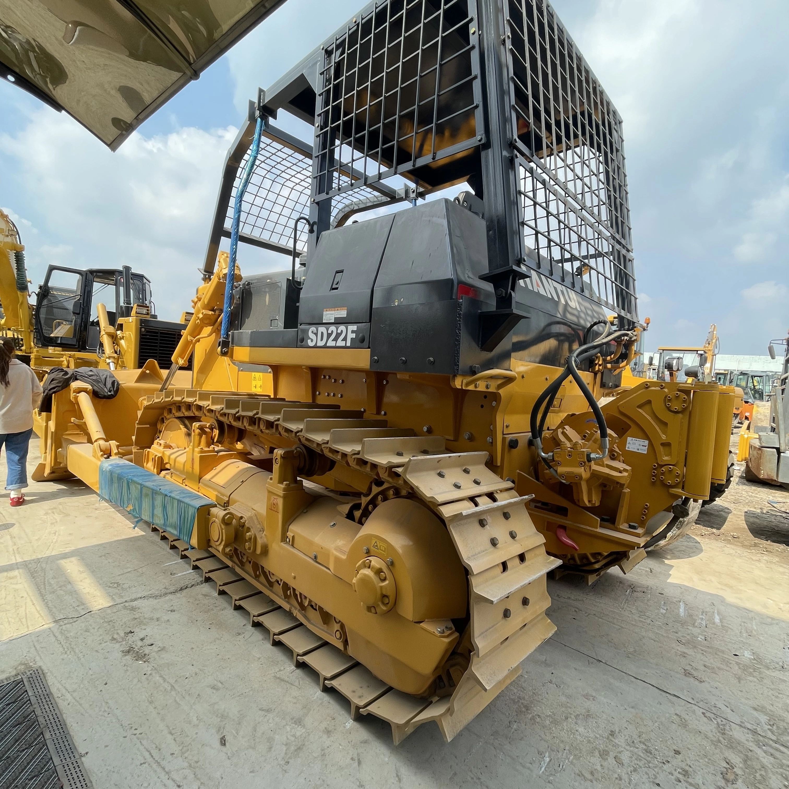 Used Shantui SD22F Bulldozer, 220HP Forest Logging Dozer with Winch 1