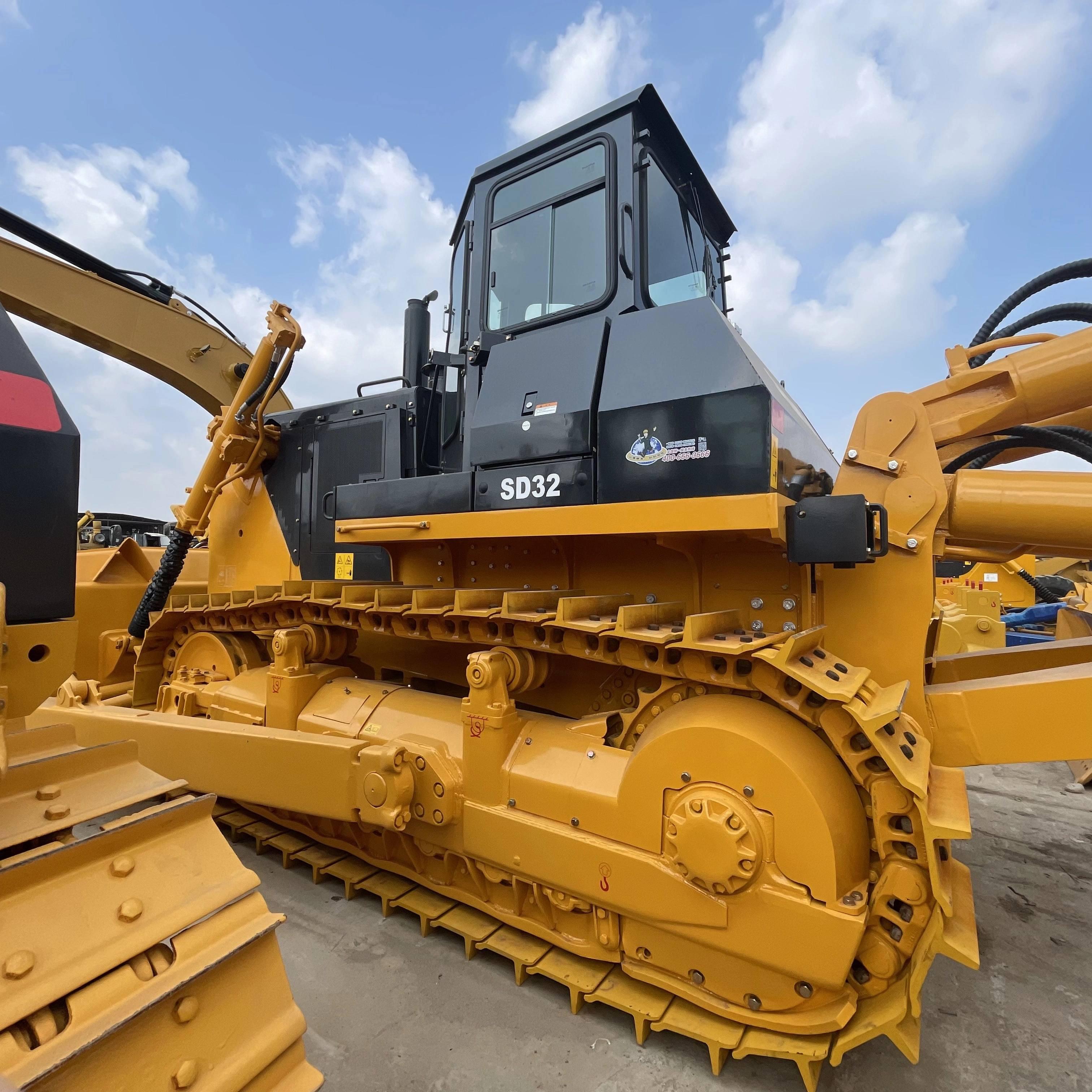Shantui SD32 Second Hand Bulldozer Heavy Duty Crawler Dozer 1
