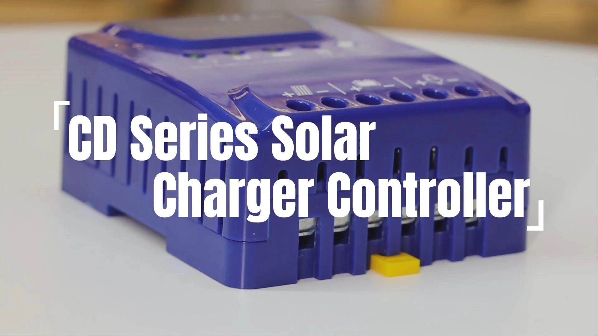 Controlador de carga solar PWM de 10-30A, automático, 12V/24V com saída de carga CC, indicador LED, múltiplas proteções de segurança para regulador de bateria solar off-grid. 1