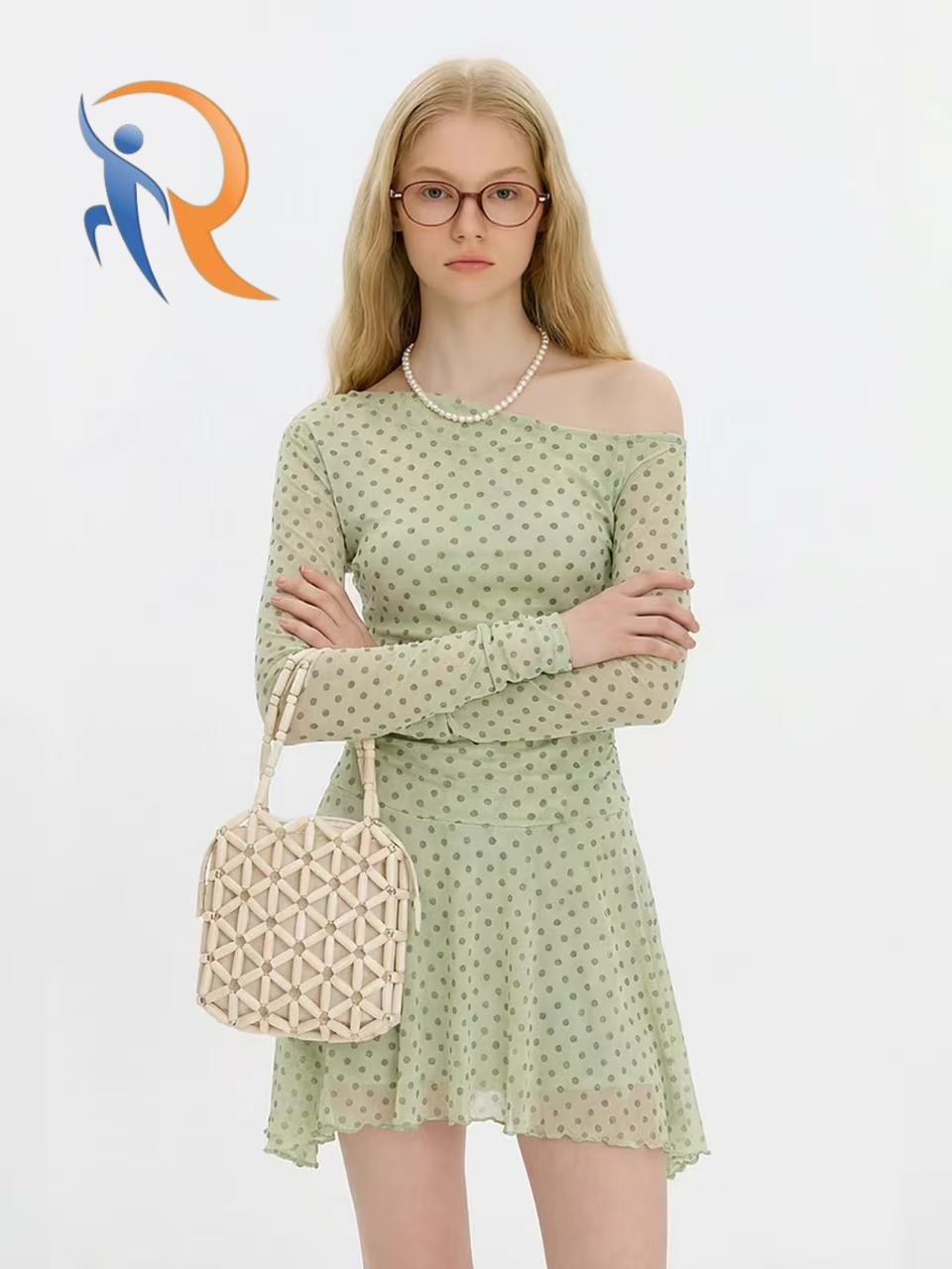 فستان بأكمام طويلة بقصة ضيقة وكتف واحد منقط 1