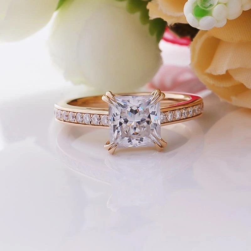 Muy hermoso popular Princess Cut Center Moissanite Diamond Accent Anillo de compromiso en oro rosa de 18k para amantes 1