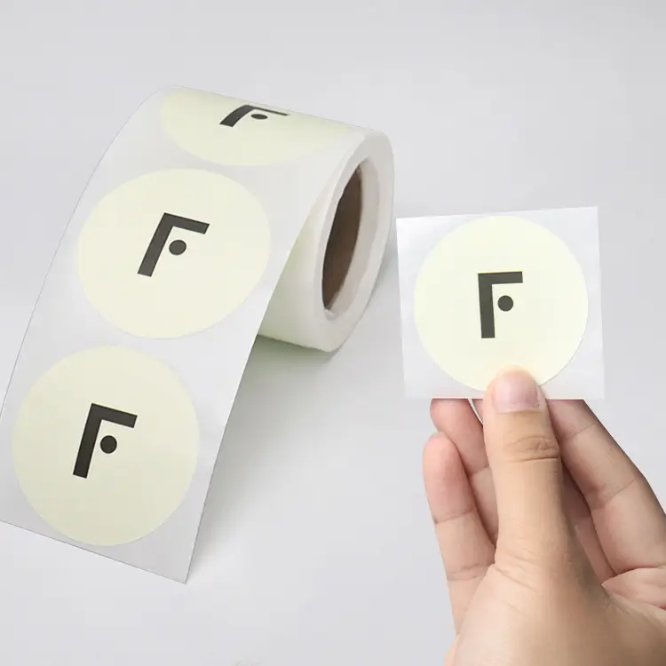 Etichette personalizzate con logo per bottiglie e fiale, prodotte da aziende leader nel settore. 1