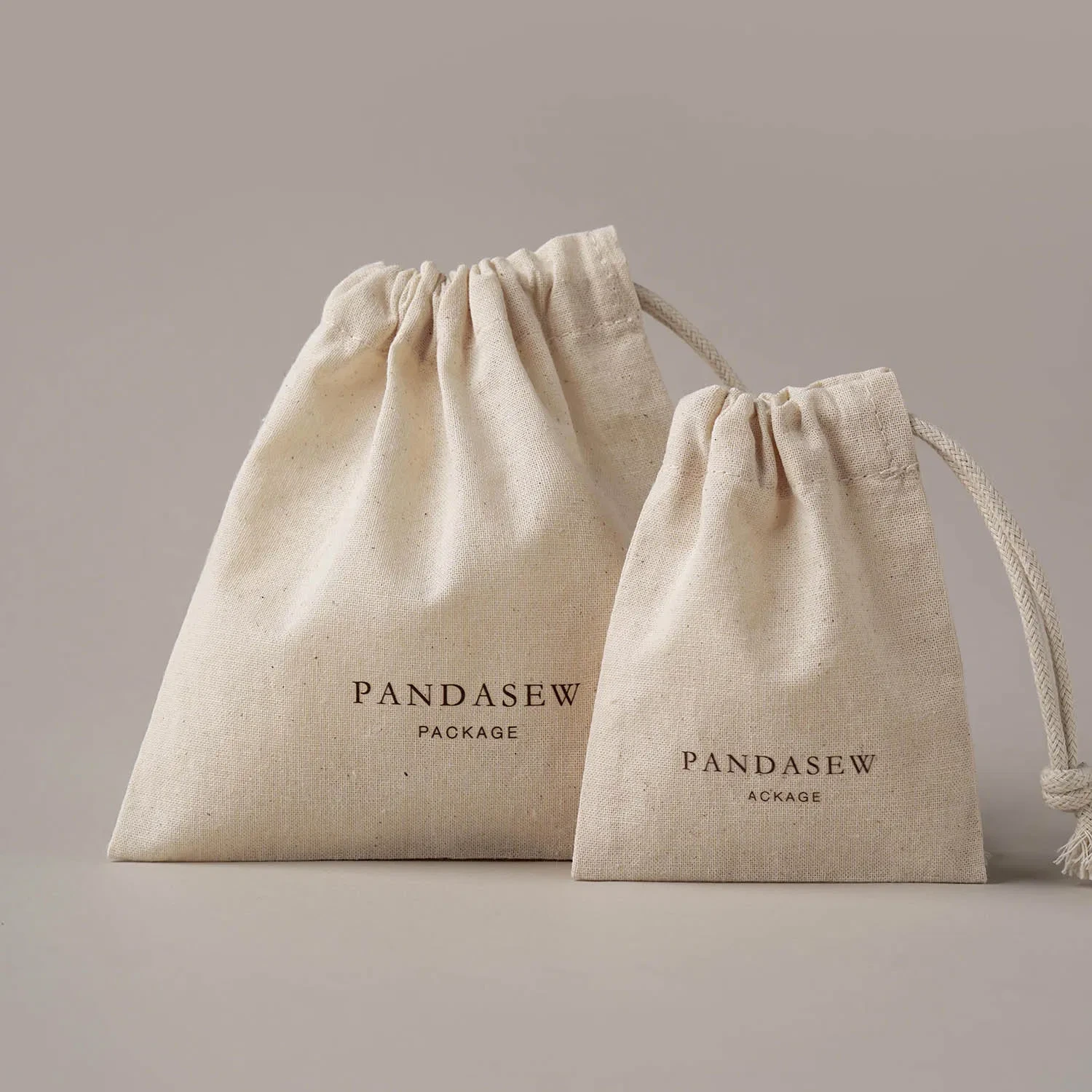 Оптовая продажа бежевых хлопковых пылезащитных мешочков на завязках для ювелирных изделий, флаконов духов и подарочной упаковки. Возможность нанесения логотипа. Размер. Премиальные тканевые мешочки. 1