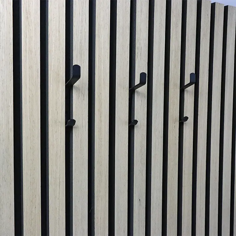 Metalen haak voor decoratieve wandpanelen, akoestische lamellenpanelen en houten roosterpanelen. 1