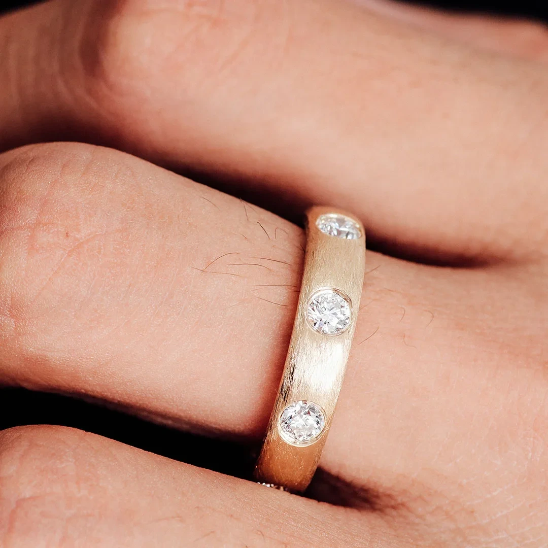 Bague pour homme en or massif Provence avec bande en moissanite taille ronde et serti canal 1