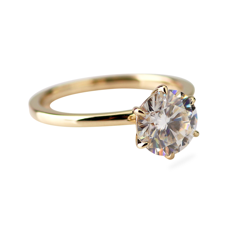Bague de fiançailles classique en moissanite solitaire à 6 griffes 1,5 ct DEF/VVS H<000000>Une bague de fiançailles en moissanite en 14 carats/18 carats 9