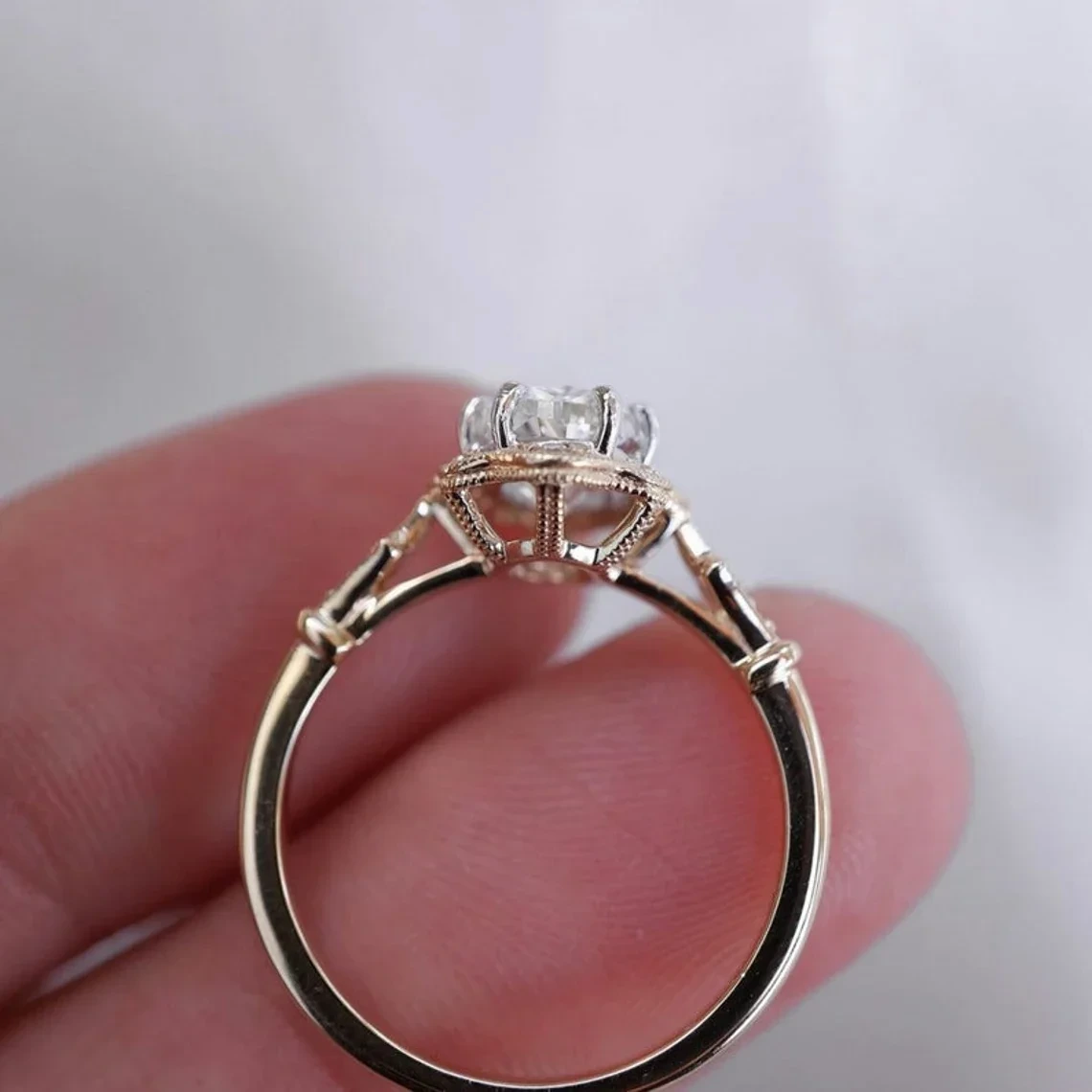 2 quilates de corte ovalado moissanite incoloro de 14k anillo de oro amarillo halo de estilo vintage anillo de bodas casarse conmigo 1