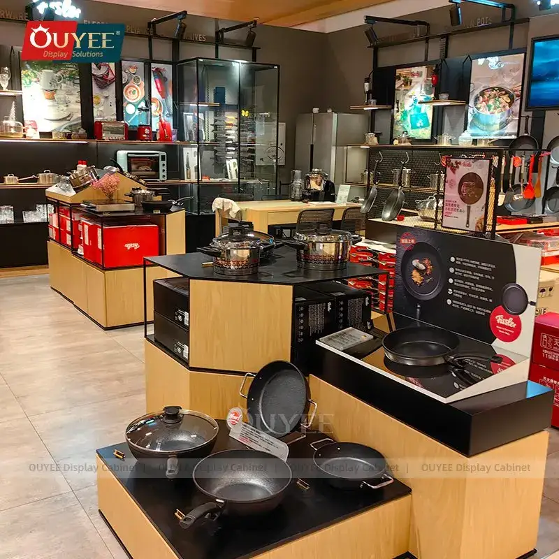 Expositor de madeira para utensílios de cozinha, ideal para lojas de eletrodomésticos e mobiliário comercial. 1
