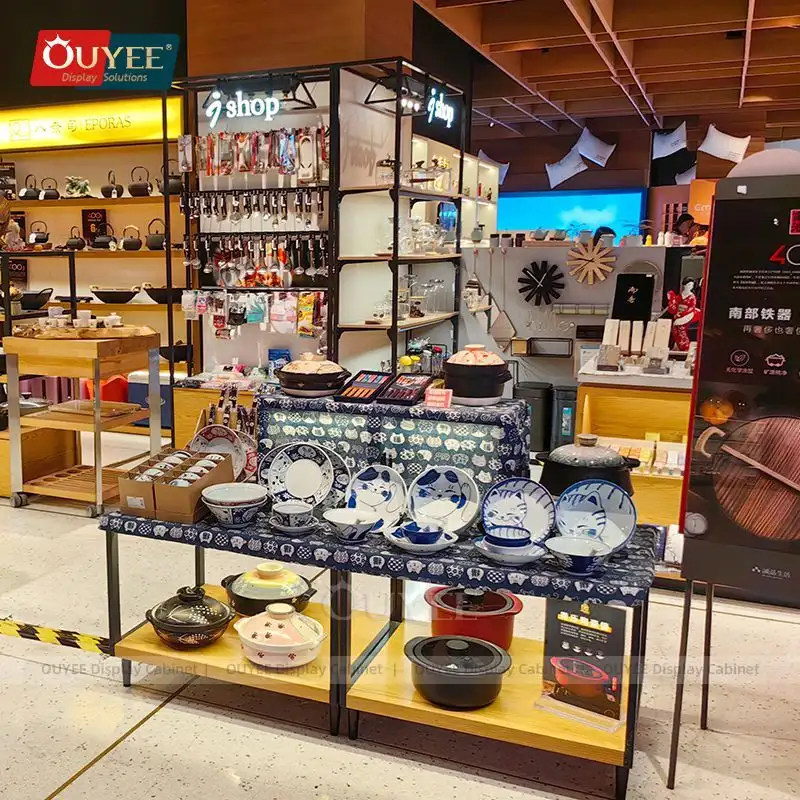 Rayonnages d'exposition pour articles de cuisine et de table destinés aux grands magasins et centres commerciaux 1