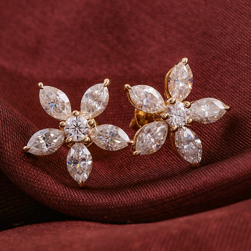Pendientes de oro amarillo en forma de flores Marquesa & Cortes redondos de pendientes de tachuelas fina de moissanite 1