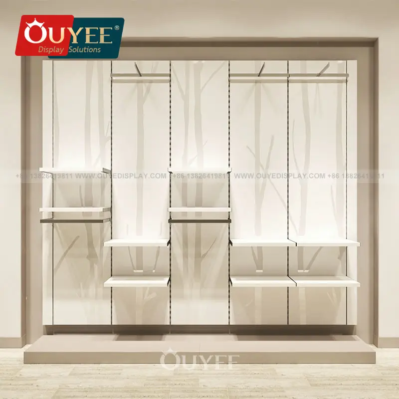 Espositore da parete con struttura in metallo per negozi di abbigliamento e articoli per la casa. 1