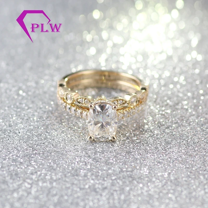 Bague de fiançailles personnalisée en or blanc/jaune 14 carats/18 carats avec coussin brillant et moissanite incolore 1
