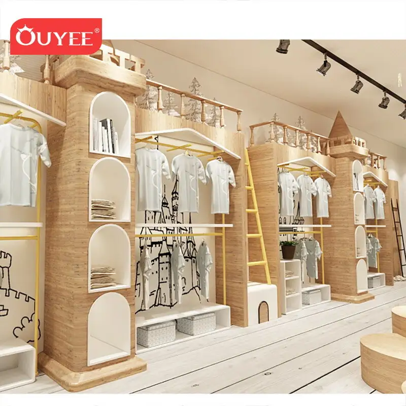 Negozio di abbigliamento per neonati e bambini con appendiabiti. 1