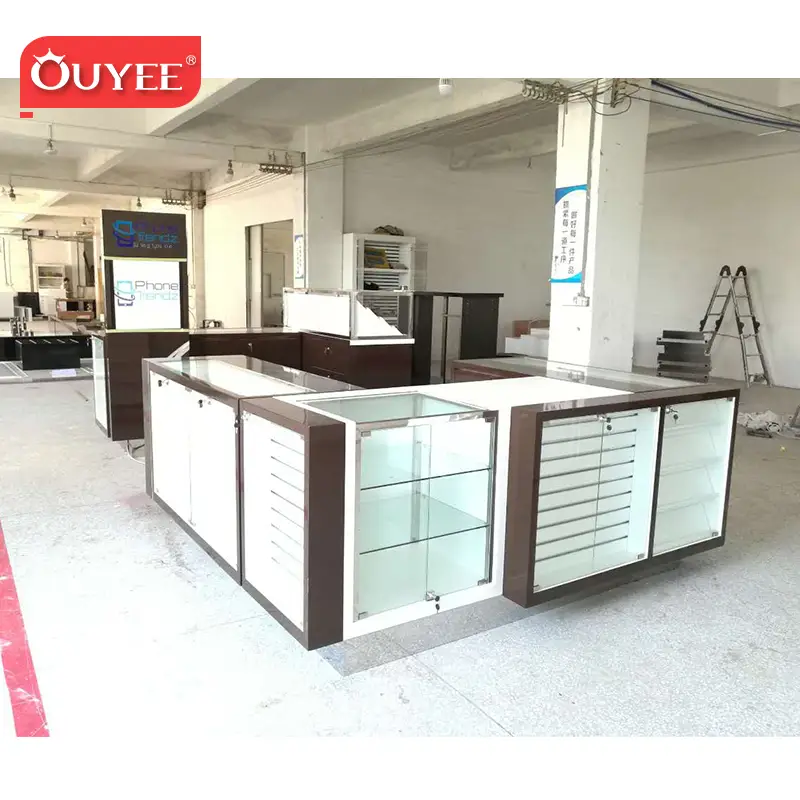 Design de quiosque para exposição de acessórios para celulares em shopping center 1