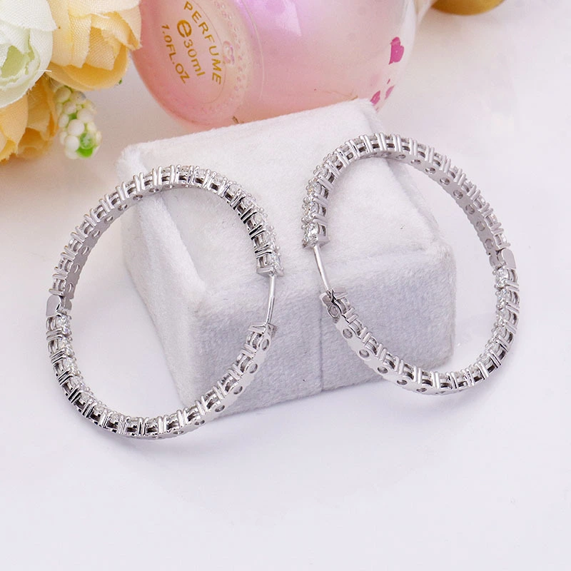 Boucles d'oreilles à cerceau glacé en diamant en or 18 carats 1