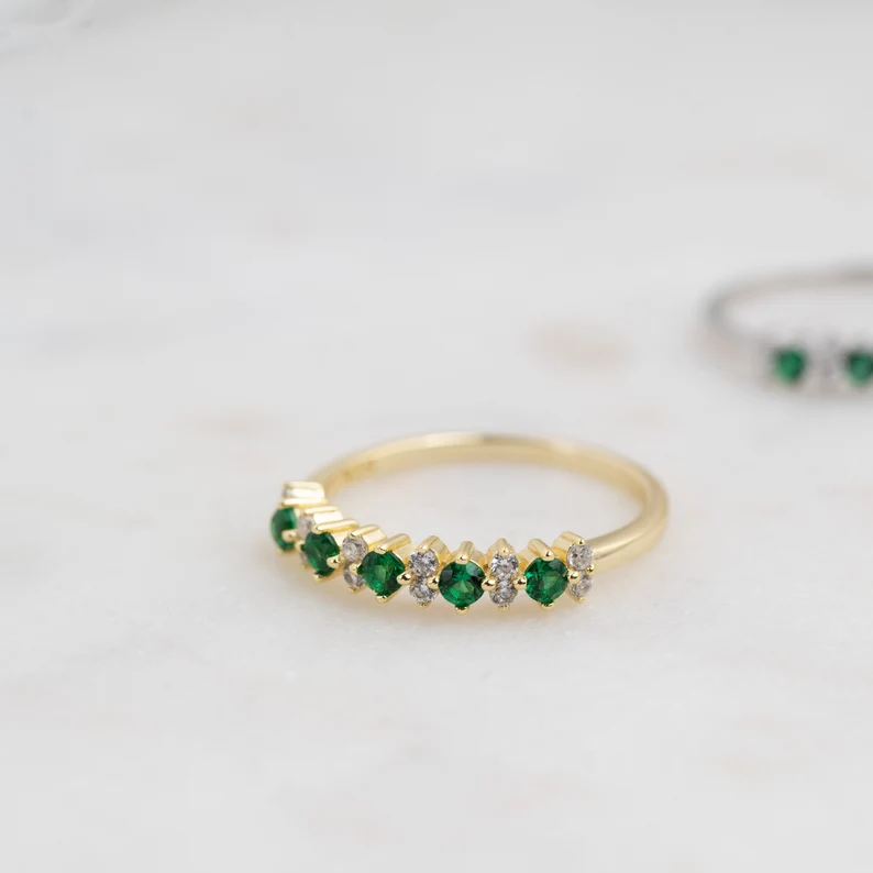 Alliance minimaliste 14 carats sertie d&39;émeraude de laboratoire <000000> et de diamants de laboratoire pour femme 10