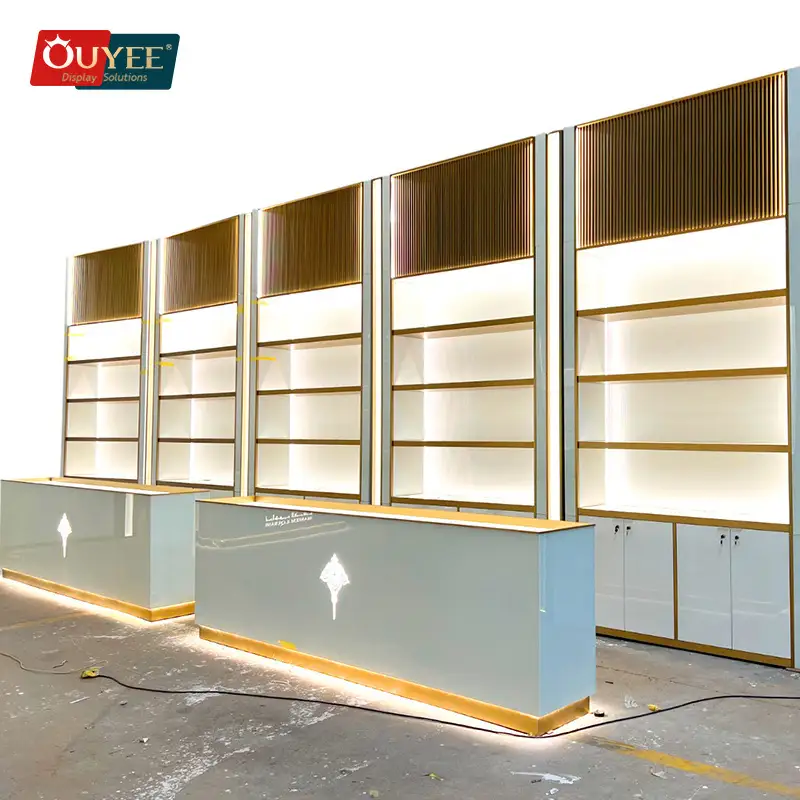 Prateleira de madeira para perfumes, ideal para decoração de lojas de cosméticos. 1