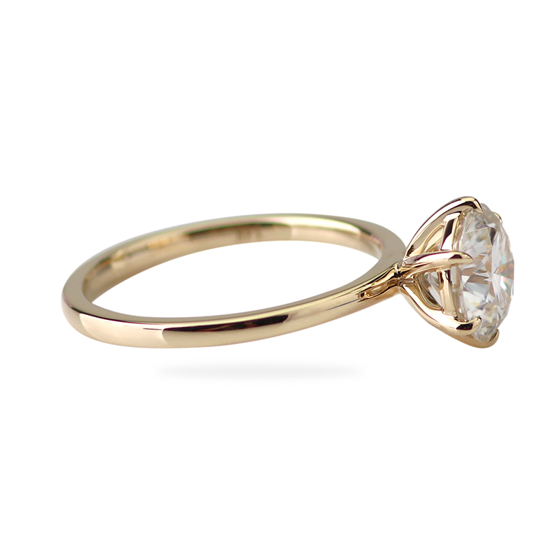 Bague de fiançailles classique en moissanite solitaire à 6 griffes 1,5 ct DEF/VVS H<000000>Une bague de fiançailles en moissanite en 14 carats/18 carats 10