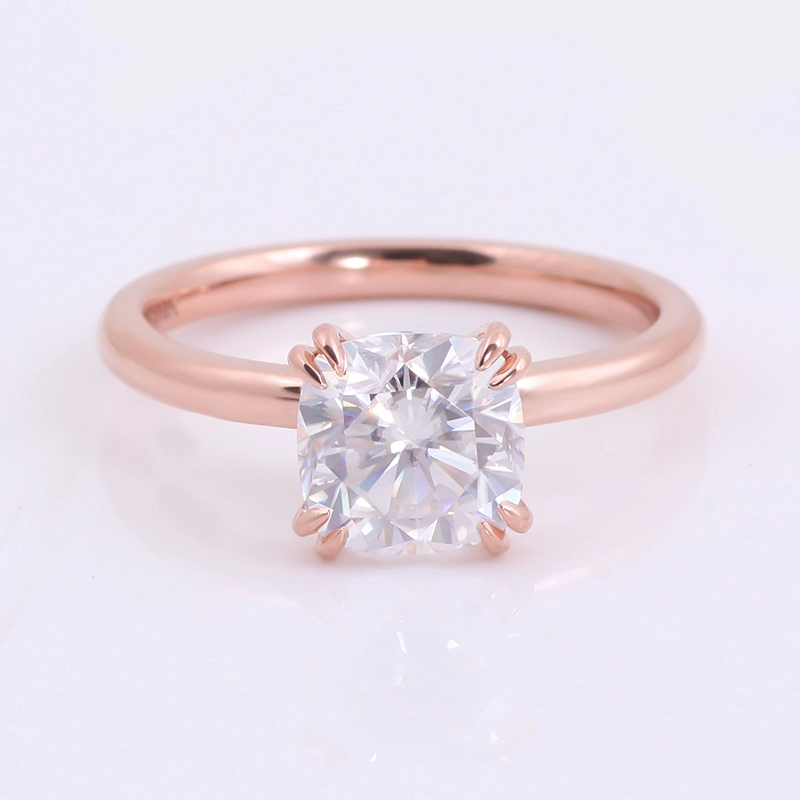 Bague de fiançailles simple avec solitaire en moissanite taille coussin 1 carat, sertie en or rose 14 carats et double griffe. 1